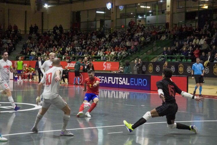 El Pedro Delgado celebra el festival de España ante Suiza 1 Pani busca el lanzamiento durante un instante del encuentro entre España y Suiza celebrado en el Pedro Delgado./HÉCTOR CRIADO