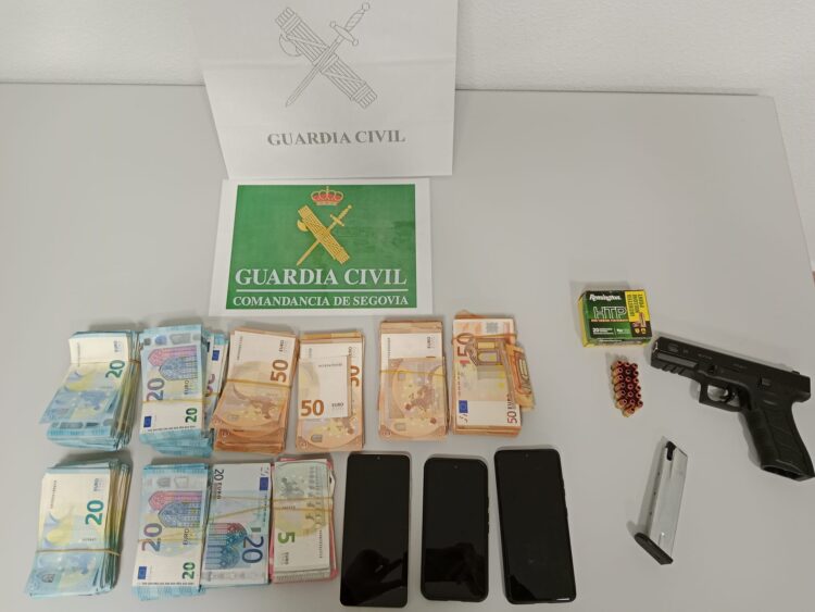 Detenido un conductor en la A-1 por tenencia ilícita de armas 1 Material incautado / GUARDIA CIVIL