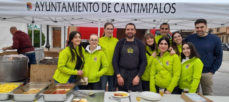 La Comisión de Festejos de Cantimpalos sirve más de 400 raciones en su comida popular 1 Grupo de la Comisión de Festejos con el cocinero mayor / LOURDES MATARRANZ