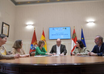 Instantes de la firma de los convenios / DIPUTACIÓN DE SEGOVIA