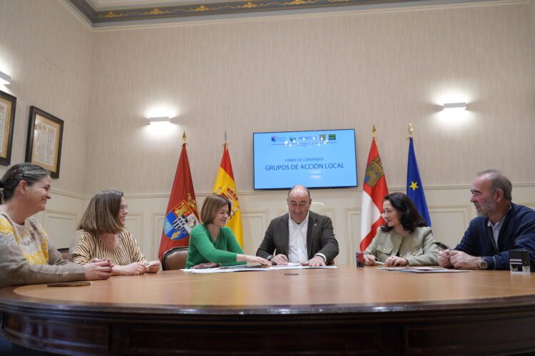 Instantes de la firma de los convenios / DIPUTACIÓN DE SEGOVIA