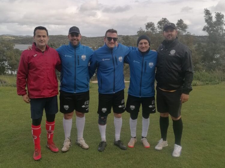 La comitiva del Footgolf Cuéllar durante la cita en Cáceres./CD. CUÉLLAR