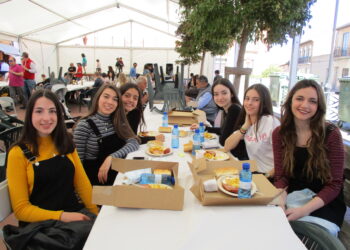 Grupo de jóvenes en la comida popular / LOURDES MATARRANZ