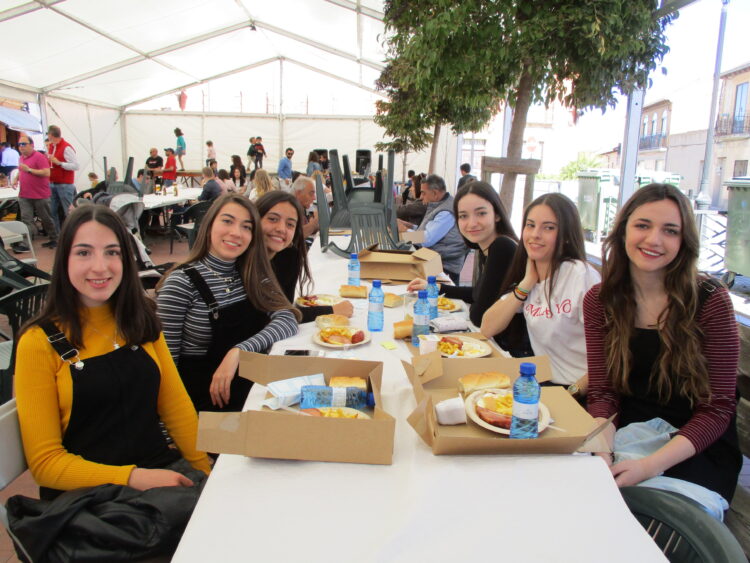 Grupo de jóvenes en la comida popular / LOURDES MATARRANZ