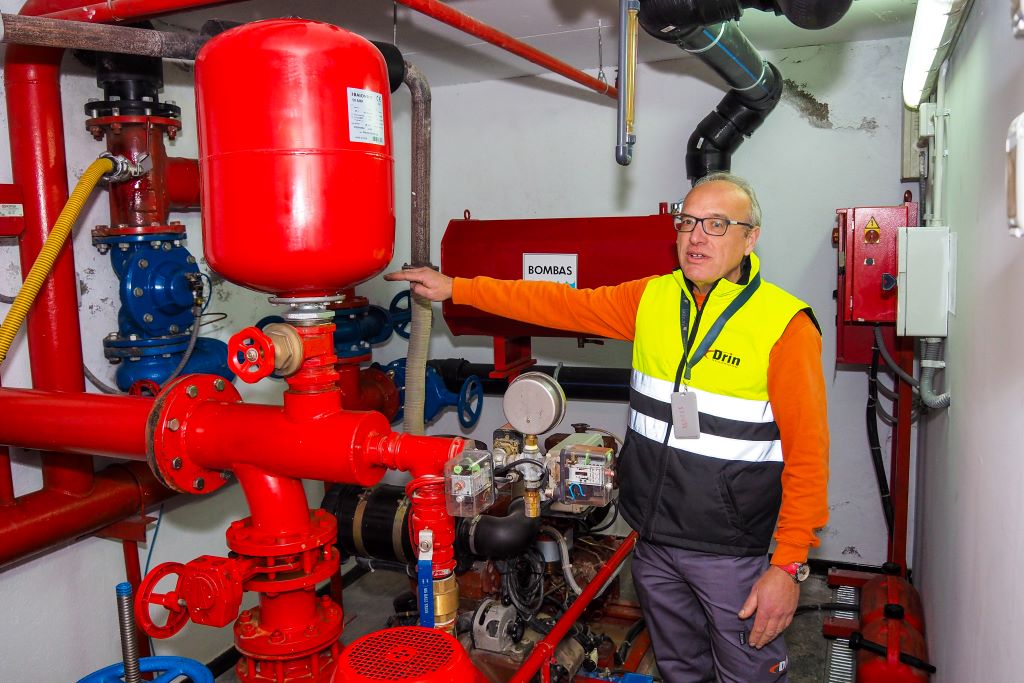 Responsable de seguridad en un momento de la visita. / HÉCTOR CRIADO 