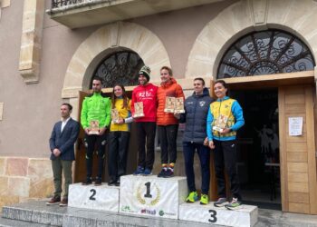 Elea Serrano y Marta Santos posan en el podio durante la cita./TRIATLÓN IMD SEGOVIA