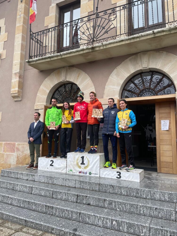 Elea Serrano y Marta Santos posan en el podio durante la cita./TRIATLÓN IMD SEGOVIA