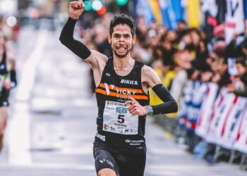 Javi Guerra cruza la línea de meta en la Gimnástica de Ulía./VICKY FOODS ATHLETICS