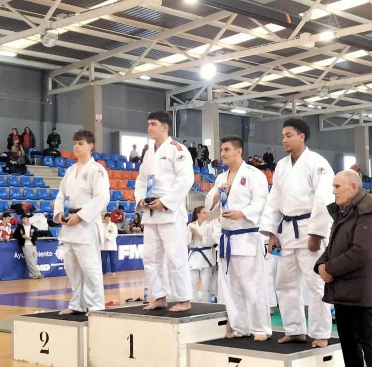 Pablo Chamorro, campeón autonómico en Valladolid 1 Pablo Chamorro posa en el podio como campeón de la cita./IMD SEGOVIA