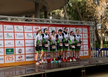 La delegación del Triatlón Lacerta posa en el podio durante su participación en Albacete./TRIATLÓN LACERTA