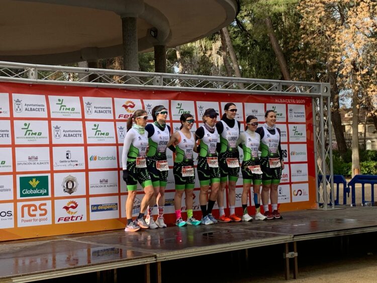 Gran actuación del Triatlón Lacerta en el Duatlón Nacional y Regional 1 La delegación del Triatlón Lacerta posa en el podio durante su participación en Albacete./TRIATLÓN LACERTA