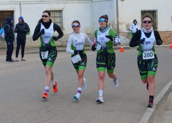 El equipo femenino del Triatlón Lacerta durante la cita burgalesa./TRIATLÓN LACERTA