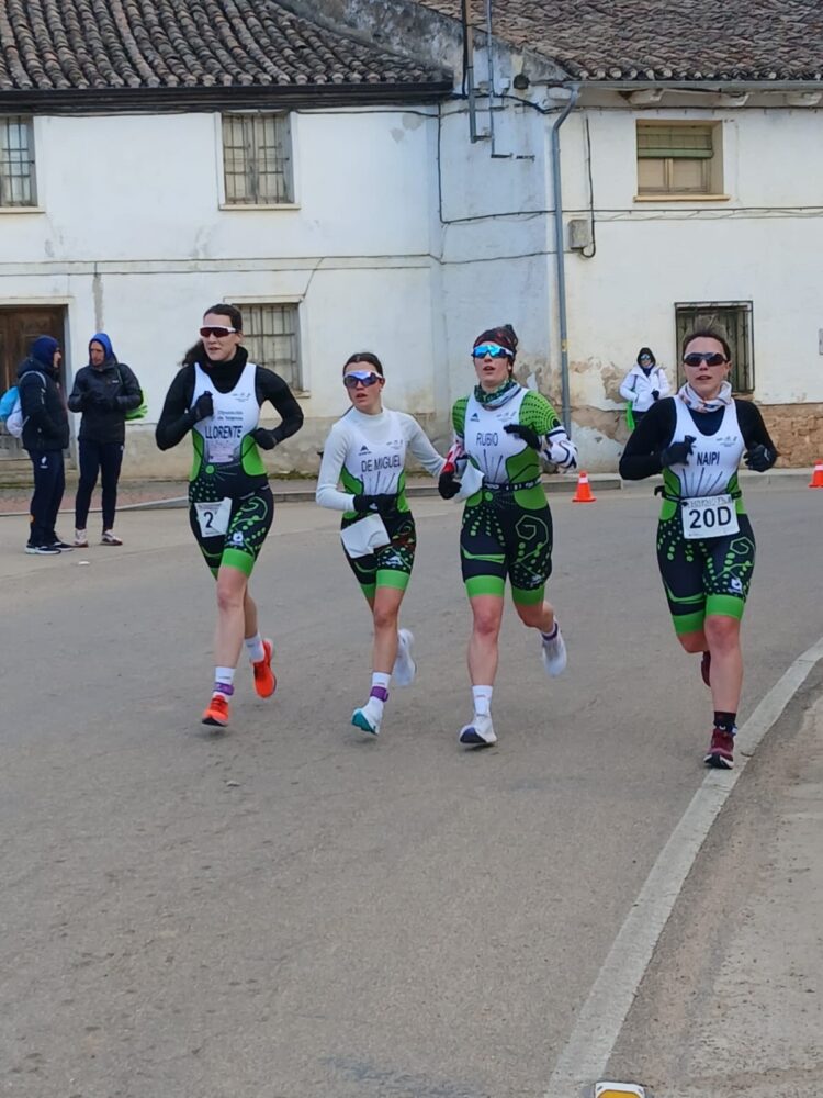 El equipo femenino del Triatlón Lacerta durante la cita burgalesa./TRIATLÓN LACERTA