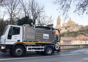 Limpieza de imbornales en el barrio de San Millán. / EL ADELANTADO