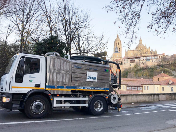 Limpieza de imbornales en el barrio de San Millán. / EL ADELANTADO