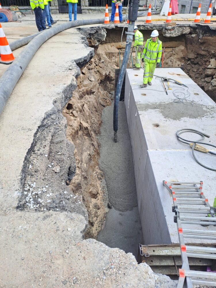 Transportes prevé concluir este fin de semana las obras en la N-6 en San Rafael y recuperar la movilidad 1 Retirada de entibación y bomba de hormigón posicionada e inicio del bombeo / MINISTERIO DE TRANSPORTES Y MOVILIDAD SOSTENIBLE