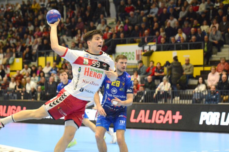 El Viveros Herol se medirá al BM Alcobendas en Copa del Rey 1 Pablo Herranz busca el lanzamiento en el duelo entre Viveros Herol Nava y Tubos de Aranda./AMADOR MARUGÁN