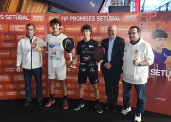 Guillermo Fernández y Sergio Tierno posan como subcampeones de la cita./E.A