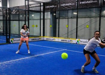 Un instante de un partido femenino durante una jornada anterior en las pistas de Padelzone./DIP. SEGOVIA