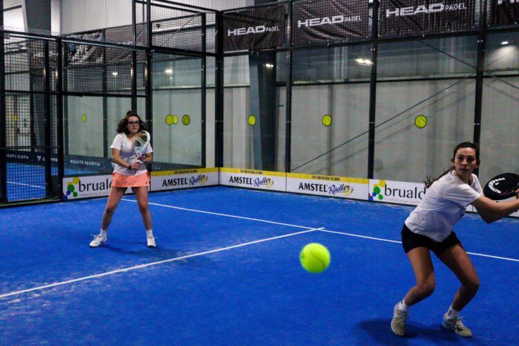 Éxito de acogida la tercera fecha del Circuito Provincial de Pádel 1 Un instante de un partido femenino durante una jornada anterior en las pistas de Padelzone./DIP. SEGOVIA
