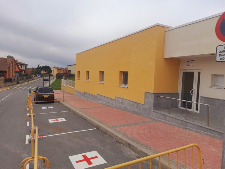 Plazas de aparcamiento exclusivas en el consultorio de Palazuelos de Eresma 1 Imagen de las plazas junto al consultorio de la localidad. / AYUNTAMIENTO