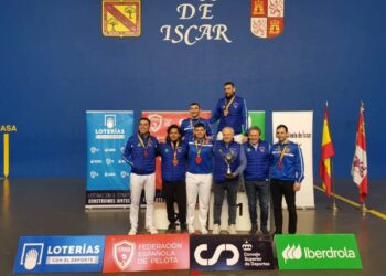 Carlos Baeza posa junto al resto de integrantes del Puertas Bamar como campeón del torneo./CP.VALLELADO
