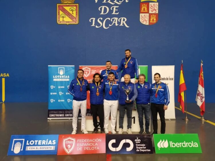 Carlos Baeza revalida el título de campeón de España 1 Carlos Baeza posa junto al resto de integrantes del Puertas Bamar como campeón del torneo./CP.VALLELADO