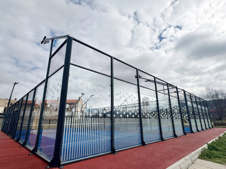 El Ayuntamiento de Trescasas rotula las pistas de pádel para evitar colisiones de aves 1 Vista de las pistas de pádel / AYTO. DE TRESCASAS