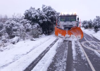 Una máquina quitanieves de a Diputación Provincial, en pleno trabajo. / DIPUTACIÓN