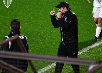 Ramsés Gil celebra un gol de la Segoviana en el duelo frente al Athletic ‘B’ en Lezama./JUAN MARTÍN-G. SEGOVIANA