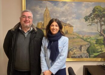 La delegada territorial de la Junta junto al alcalde de Riofrío de Riaza / JCYL