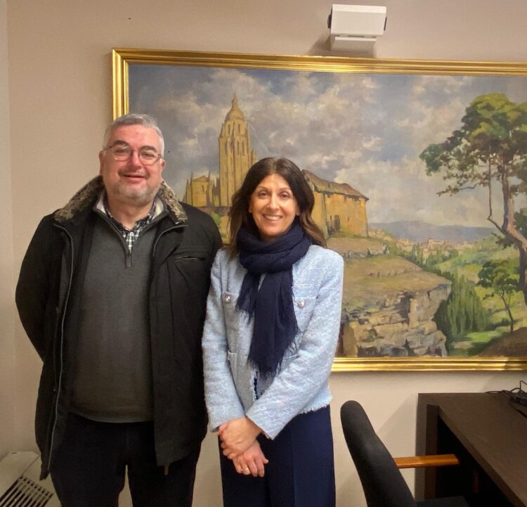 La delegada territorial de la Junta junto al alcalde de Riofrío de Riaza / JCYL