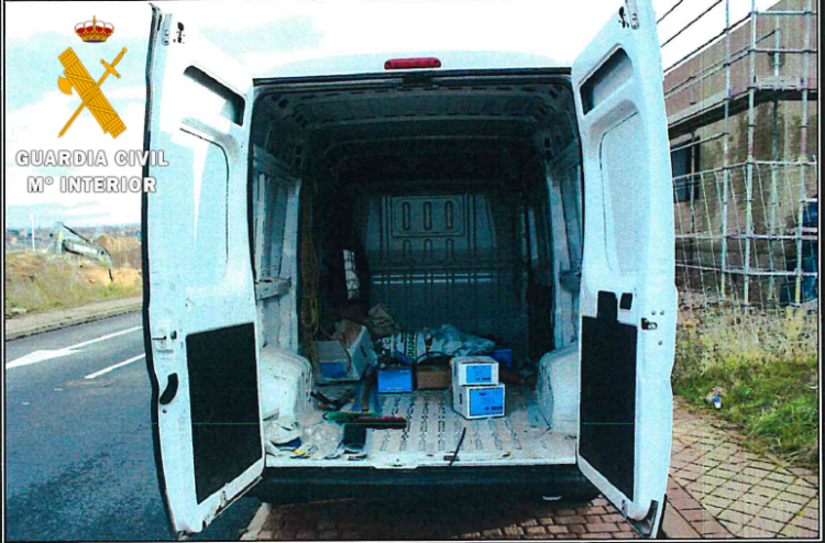 Dos detenidos por robar en el interior de furgonetas en La Lastrilla 1 La Guardia Civil detiene a dos jóvenes como presuntos autores de varios delitos de robo con fuerza en furgonetas de trabajo / GUARDIA CIVIL