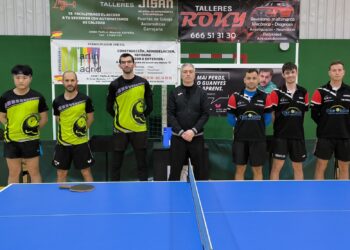 Los jugadores del Seghos y Parla instantes antes de comenzar el partido./SEGHOS ETM