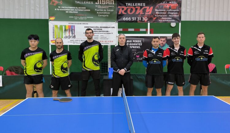 Los jugadores del Seghos y Parla instantes antes de comenzar el partido./SEGHOS ETM