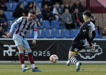 Juan de la Mata busca un pase ante la presencia de un rival durante un instante del duelo entre Segoviana y Unionistas./JUAN MARTÍN - G. SEGOVIANA