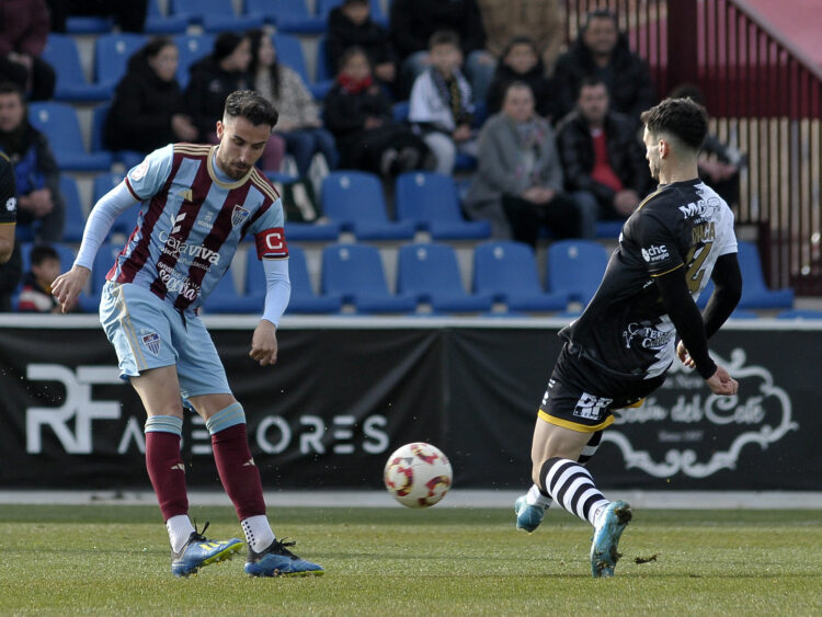 Juan de la Mata busca un pase ante la presencia de un rival durante un instante del duelo entre Segoviana y Unionistas./JUAN MARTÍN - G. SEGOVIANA