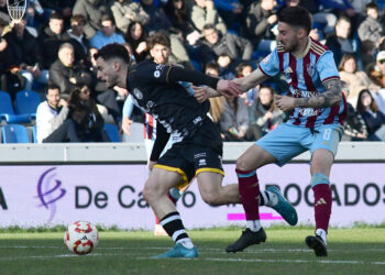 Hugo Díaz trata de recuperar la pelota durante un instante del duelo entre Segoviana y Unionistas./JUAN MARTÍN - G.SEGOVIANA
