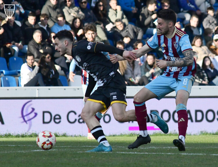 Una mejoría insuficiente 1 Hugo Díaz trata de recuperar la pelota durante un instante del duelo entre Segoviana y Unionistas./JUAN MARTÍN - G.SEGOVIANA
