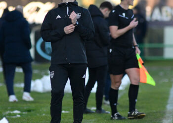 Ramsés Gil se lamenta de una acción durante un instante del duelo entre Segoviana y Cultural./JUAN MARTÍN-G. SEGOVIANA