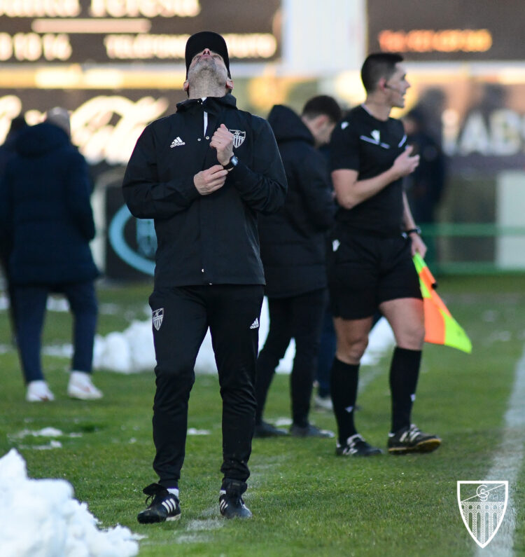 Ramsés Gil: “Quedan diez finales y vamos a ir a Salamanca a ganar” 1 Ramsés Gil se lamenta de una acción durante un instante del duelo entre Segoviana y Cultural./JUAN MARTÍN-G. SEGOVIANA