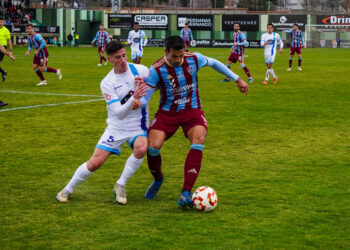 Diego Gómez protege la pelota durante un instante del encuentro entre Segoviana y Ourense./HÉCTOR CRIADO