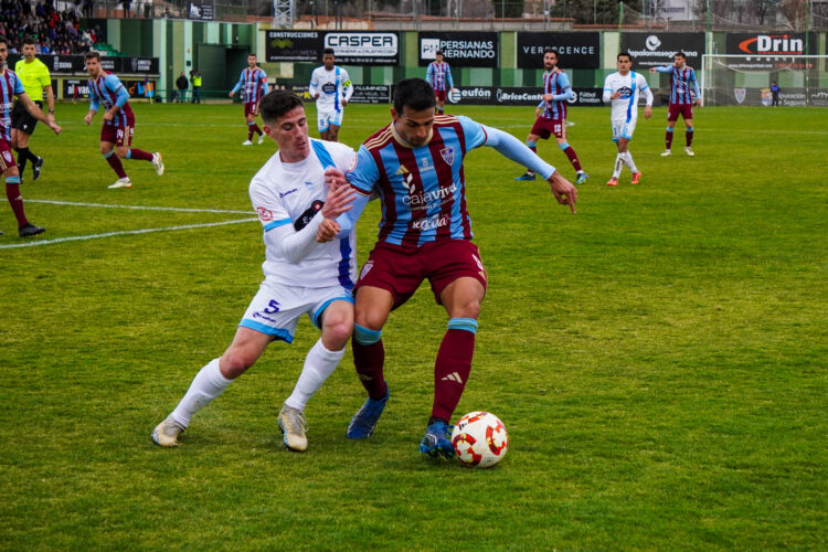 Diego Gómez protege la pelota durante un instante del encuentro entre Segoviana y Ourense./HÉCTOR CRIADO
