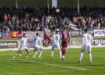 Abel Pascual pugna por un balón durante un instante del encuentro entre Segoviana y Cultural Leonesa./HÉCTOR CRIADO
