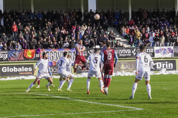 La Segoviana roza un nuevo milagro 1 Abel Pascual pugna por un balón durante un instante del encuentro entre Segoviana y Cultural Leonesa./HÉCTOR CRIADO