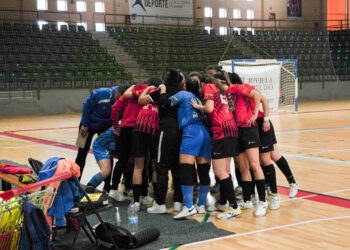 Piña de las jugadoras del Segosala antes de un encuentro en el Pedro Delgado./HÉCTOR CRIADO