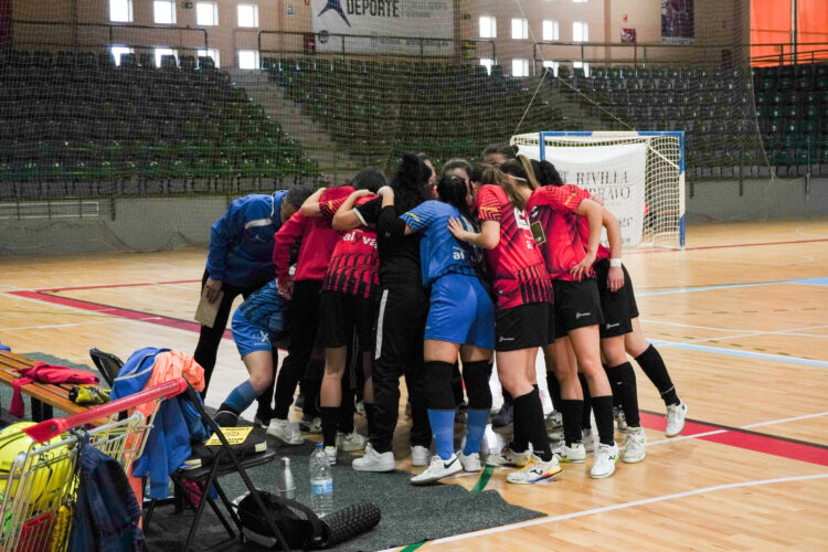 El Segosala busca su mayor racha de victorias en Segunda División 1 Piña de las jugadoras del Segosala antes de un encuentro en el Pedro Delgado./HÉCTOR CRIADO