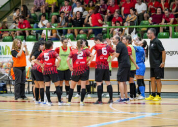 Agustín Pérez da instrucciones durante un tiempo muerto en un partido del Segosala./E.A