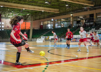 Una jugadora del Segosala ejecuta un córner durante un encuentro frente al Muslera./HÉCTOR CRIADO