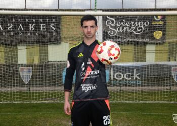 Dani Parra posa con la camiseta de la Segoviana en La Albuera./JUAN MARTÍN - G. SEGOVIANA